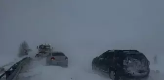 Kayseri-Sivas Karayolunda Yoğun Kar Nedeniyle Ulaşım Kesildi