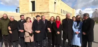 Özgür Özel, Öğretmenler Günü'nde Ailesi ve Öğretmenleriyle Anıtkabir'de.