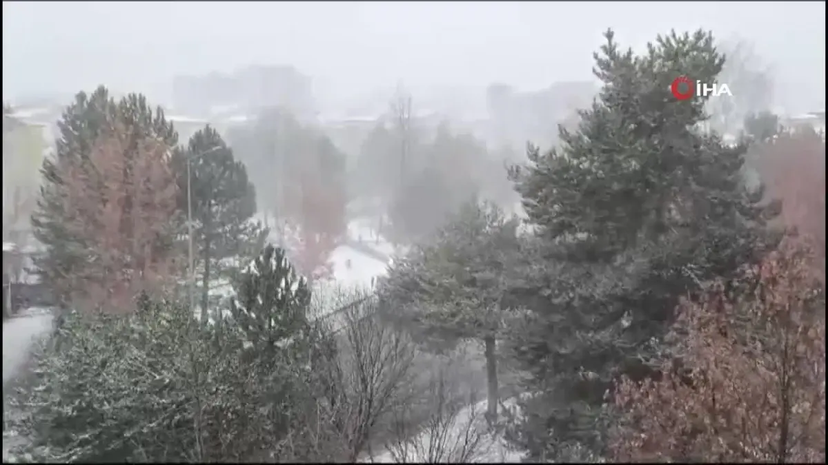 Sivas'ta Kar Yağışı Sürücüleri Zor Durumda Bıraktı