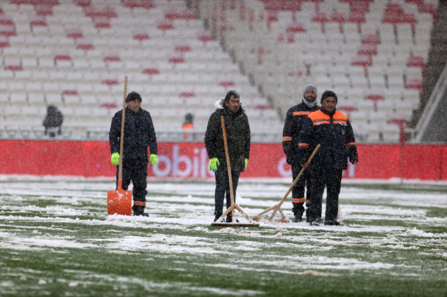 The Sivasspor-Kasımpaşa match started late due to snowfall