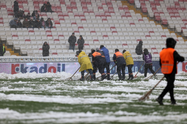 The Sivasspor-Kasımpaşa match started late due to snowfall