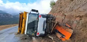 Karabük'te Kar Küreme Aracı Devrildi, 2 Kişi Yaralandı