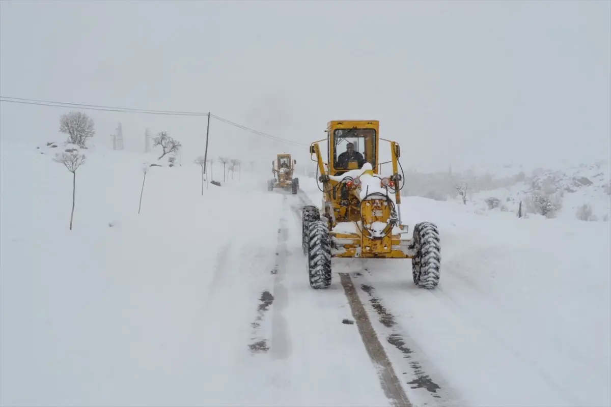 Niğde, Kayseri ve Kırşehir'de Karla Mücadele Devam Ediyor