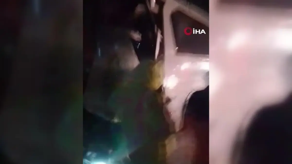 Yolcu Otobüsü, Tır ve Otomobille Çarpıştı: 30 Yaralı