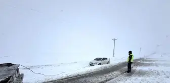 Yozgat'ta Yoğun Kar Yağışı Araçları Kara Saplandırdı