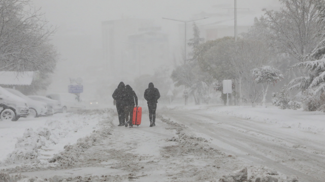 Snow Blocks Education in 34 Provinces