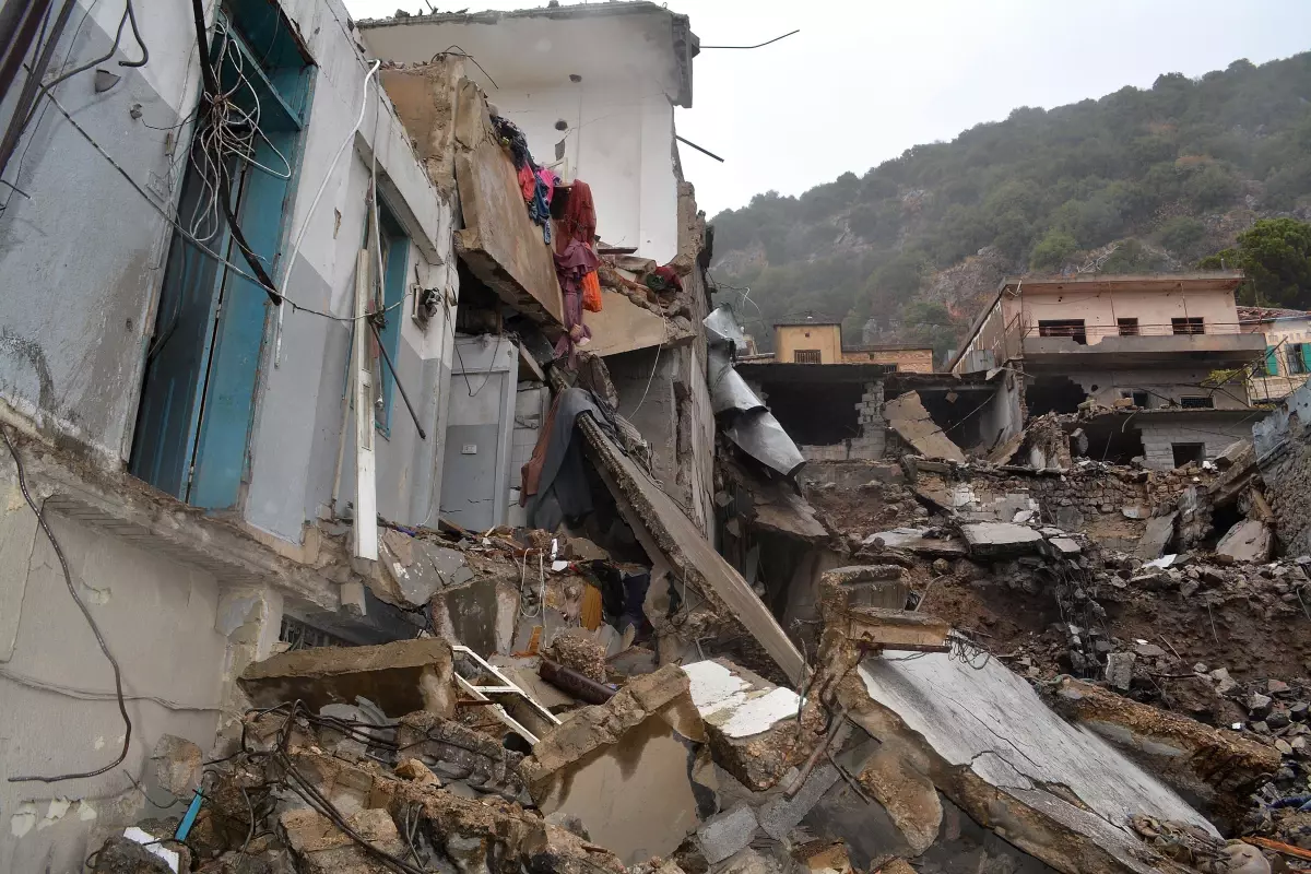 İsrail'in Lübnan'a Saldırısı: 2 Ölü, 22 Yaralı