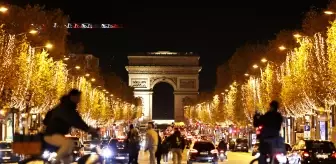 Paris'te Noel Işıklandırma Töreni Yapıldı