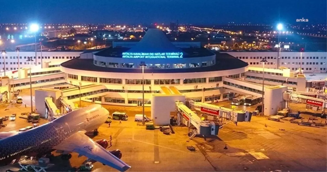 Rusya-Antalya Uçağında Motor Yangını: Yolcular Güvenle Tahliye Edildi