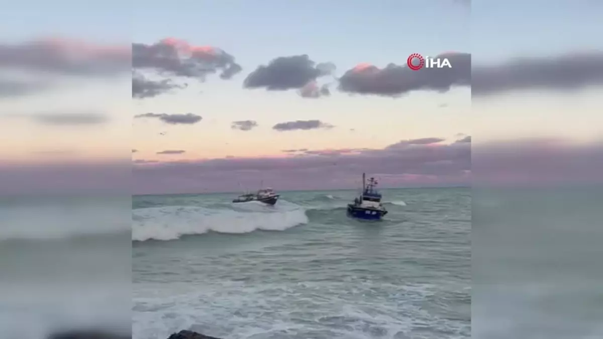 Arnavutköy'de Karaa Oturan Balıkçı Teknesi Kurtarıldı