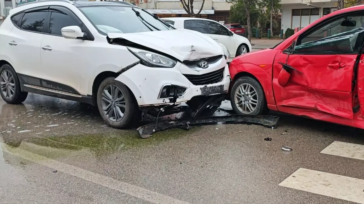 İnegöl'de Cip ve Otomobil Çarpıştı: Anne ve Oğlu Yaralandı