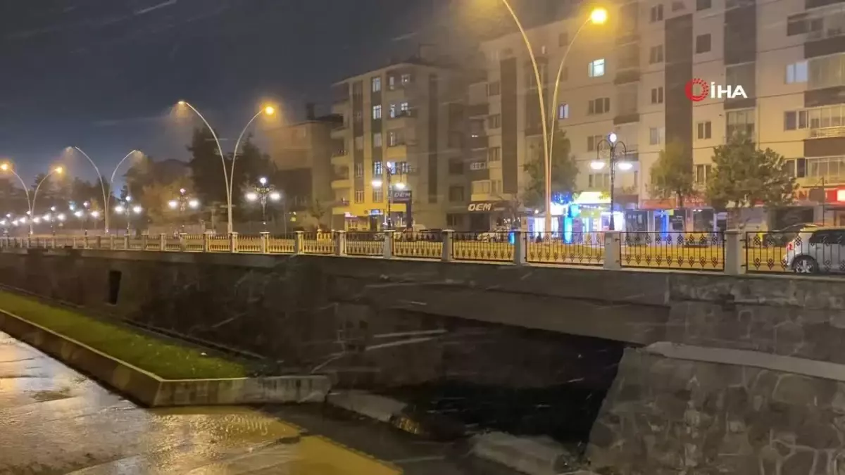 Çankırı'da Kar Yağışı Kent Merkezini Beyaza Bürüdü