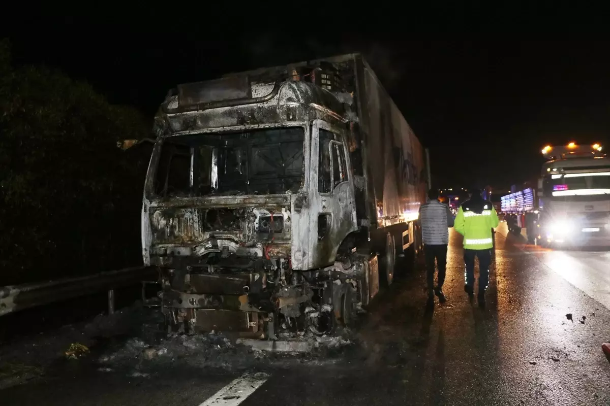 Anadolu Otoyolu'nda Muz Yüklü Tırda Yangın