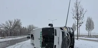 Erzurum'da Minibüs Aydınlatma Direğine Çarptı: 8 Yaralı