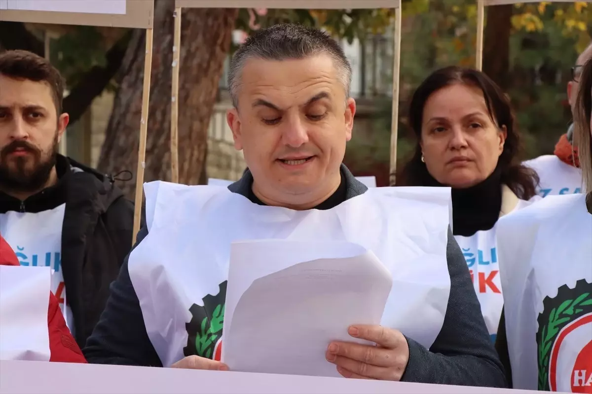 25 Kasım Kadına Yönelik Şiddete Karşı Mücadele Günü'nde HAK-İŞ'ten Eylem