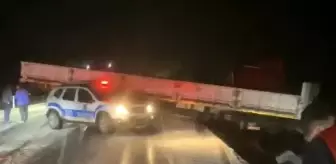 Kayseri'de Tır ve Otomobil Çarpıştı, Yol Trafiğe Kapandı