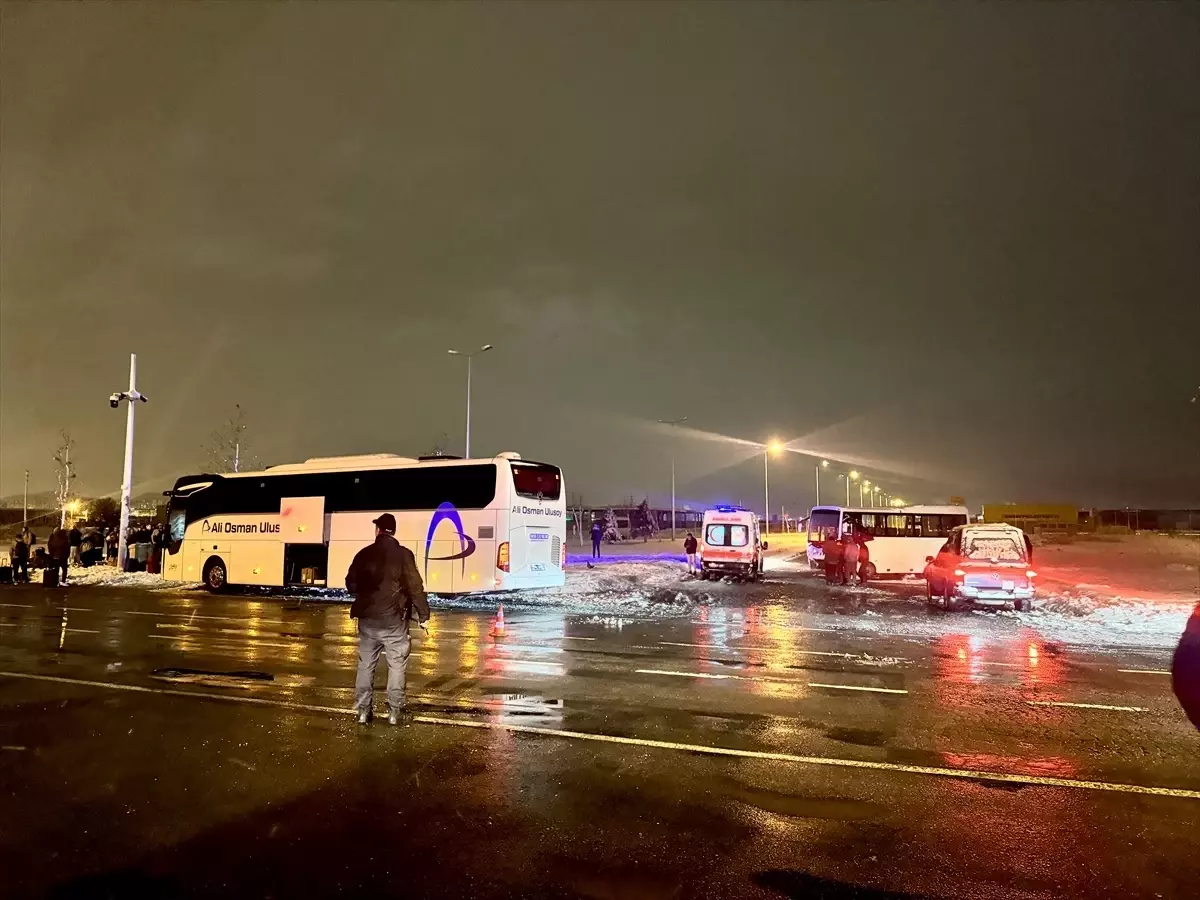 Kayseri'de Yolcu Otobüsü ile İşçi Servisi Çarpıştı: 17 Yaralı