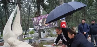 Erdemli Belediye Başkanı, Özgecan Aslan'ın Mezarı'nı Ziyaret Etti