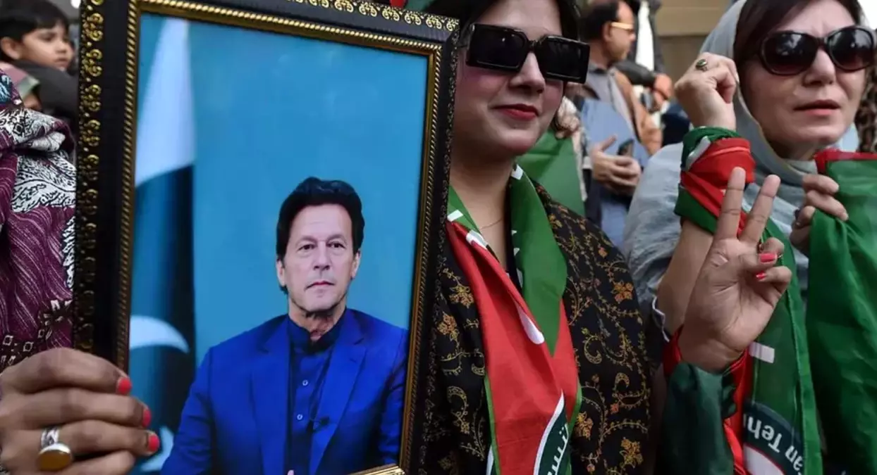 Pakistan'da İmran Han Taraftarları Başkent İslamabad'a Yürüyüşe Geçti