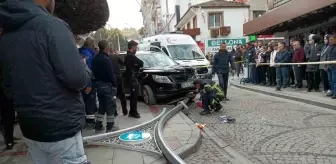 Kocaeli'de Kontrolden Çıkan Araç Aydınlatma Direğini Devirip Yayaların Üzerine Düşürdü