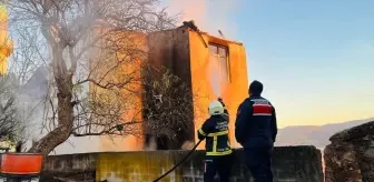 Çanakkale'de Köy Konağında Yangın Çıktı