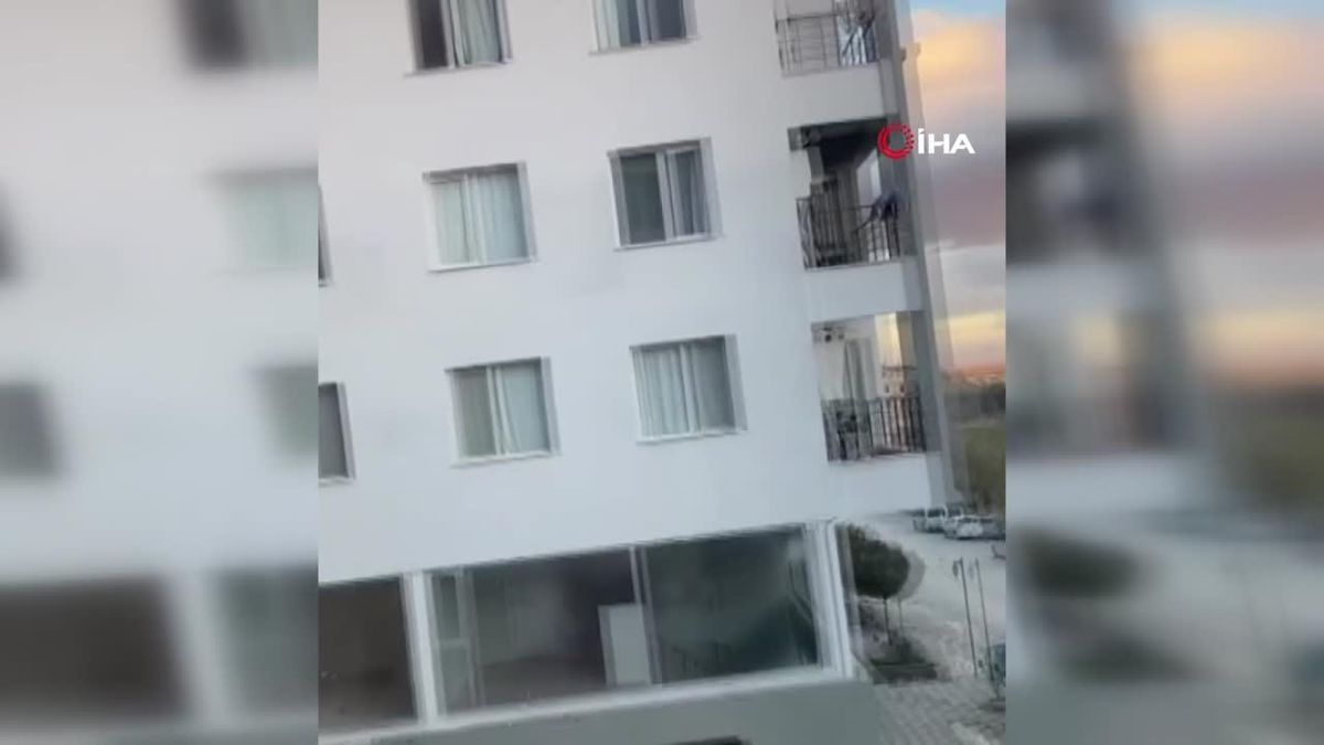 Hatay'da Kuvvetli Fırtına Metal Çatıyı Uçurdu, Vatandaş Son Anda Kurtuldu