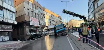 Güngören'de Yolda Çökme Olayı: İSKİ Kamyonu Göçtü