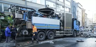 Güngören'de Yol Çökmesi: Kamyon Hasar Gördü