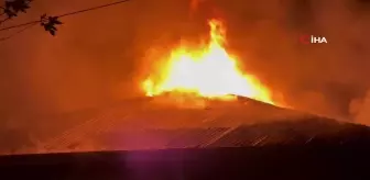 Sakarya'da 3 Katlı Binanın Çatısında Yangın Çıktı