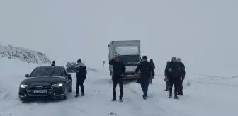 Sivas'ta Kar Yağışı Nedeniyle Mahsur Kalan Araçlar Kurtarıldı