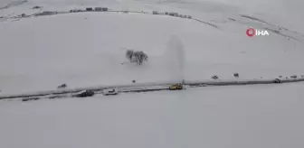 Bayburt'ta Kapalı Köy Yollarında Kar Temizleme Çalışmaları Devam Ediyor