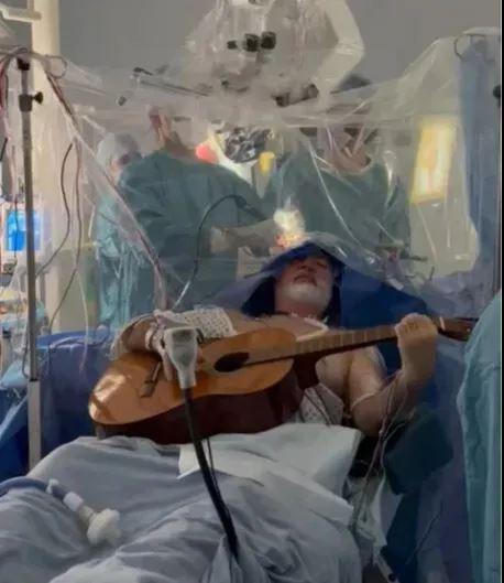 Beyninden tümör alınan hasta, ameliyat masasında gitar çaldı