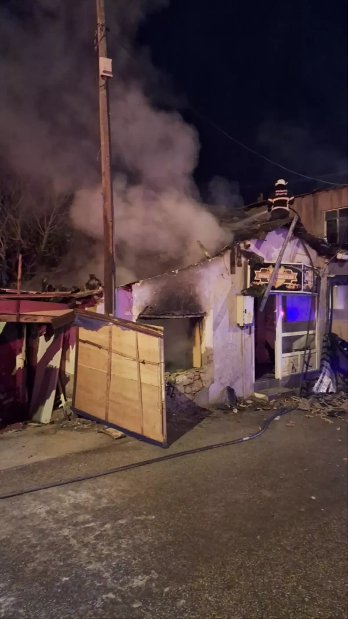 Edirne'de Metruk Binada Yangın Çıktı