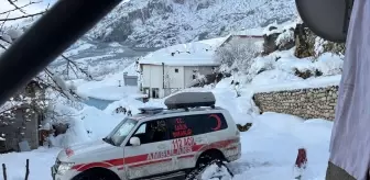 Kar nedeniyle kapanan yolda hasta kadın paletli ambulansla hastaneye götürüldü