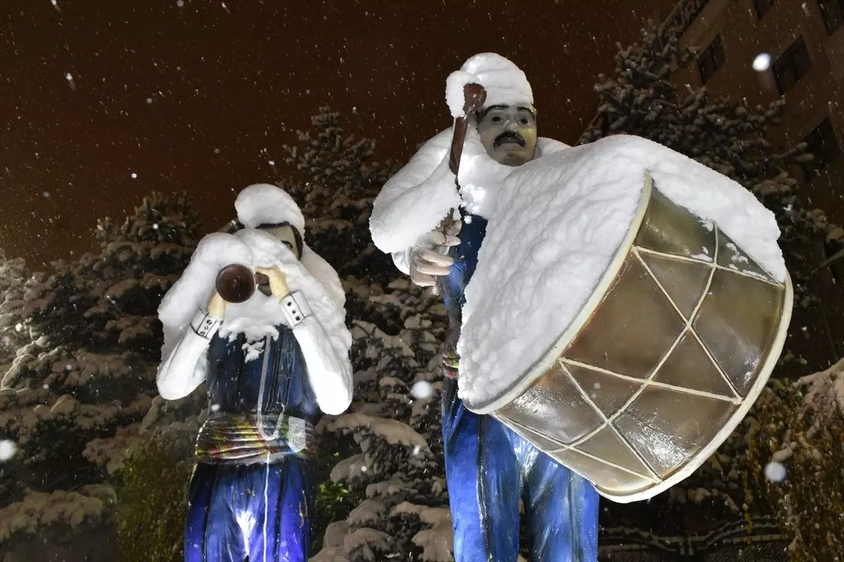Erzurum'da Kar Yağışı Hayatı Olumsuz Etkiliyor