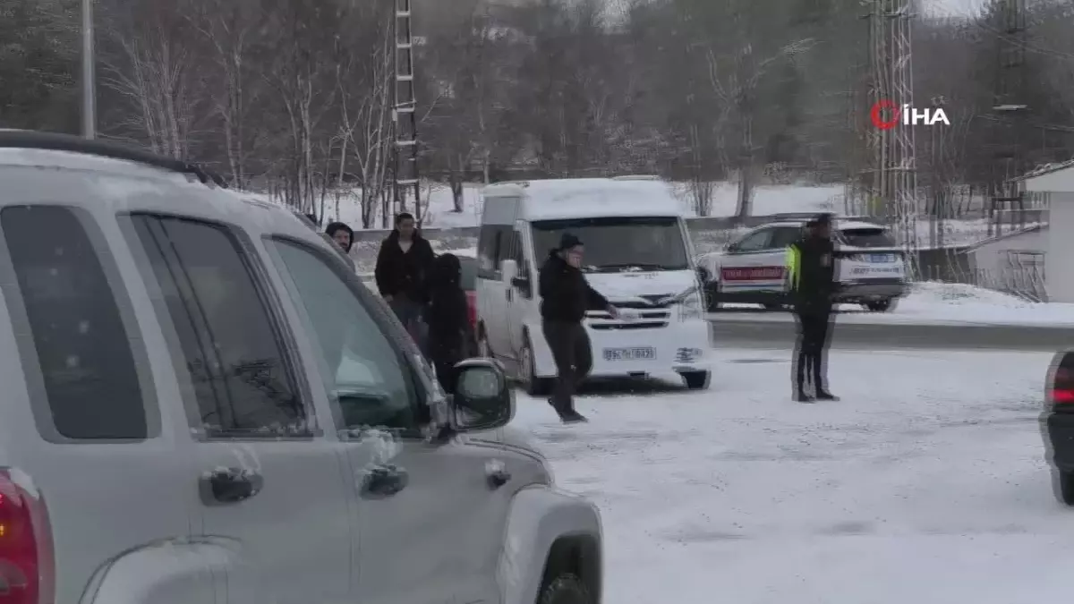 Kars'ta Buzlanan Yolda Öğretmenler Mahsur Kaldı