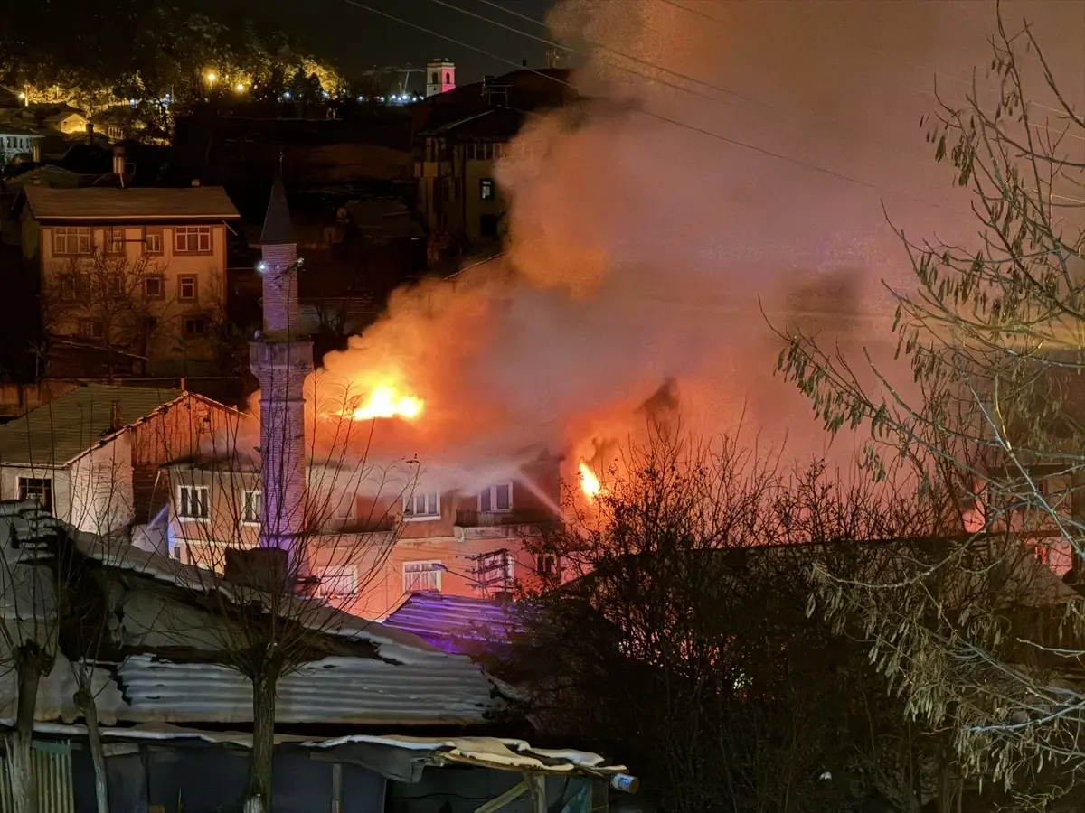 Kastamonu'da Yangın: İki Ev Hasar Gördü