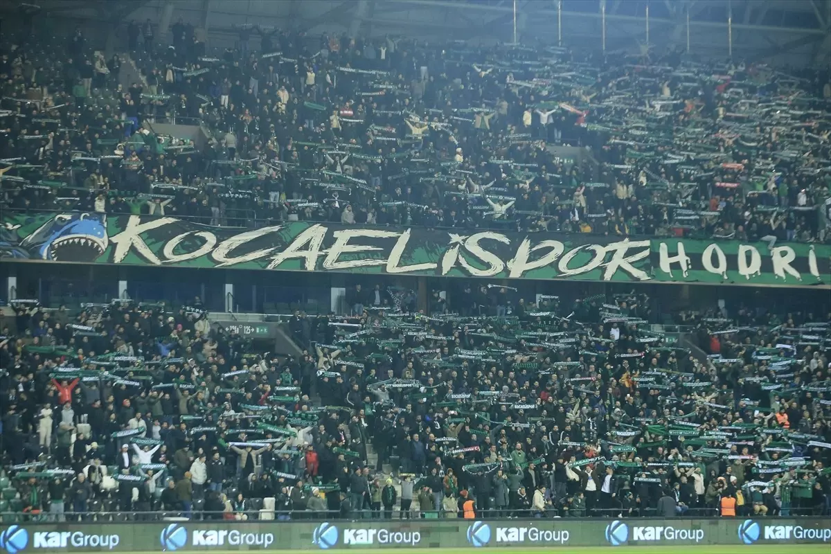 Kocaelispor, Sahaya Yabancı Madde Atan 12 Taraftarı Seyirden Men Etti