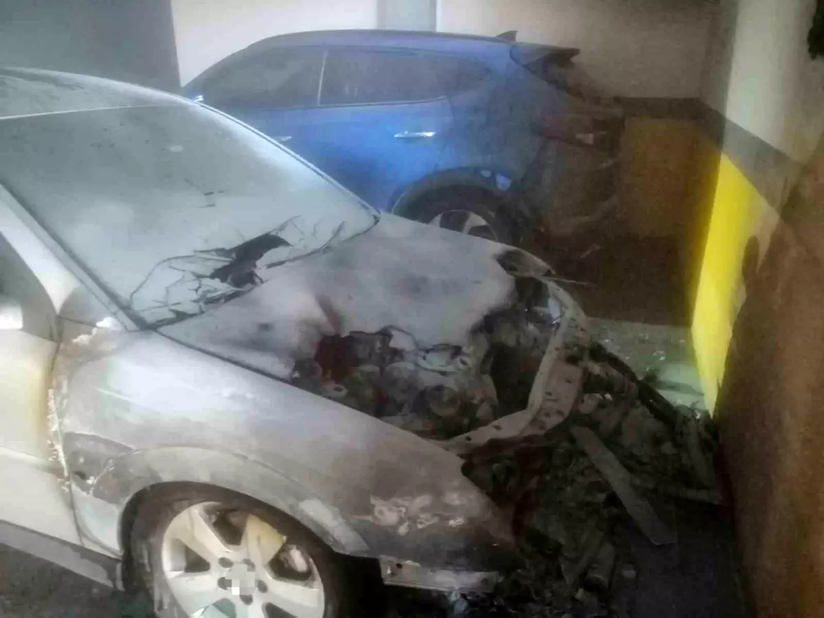 Karabük'te Park Halindeki Araçta Yangın Çıktı