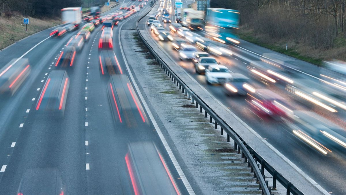 Trafik cezaları 2025'te ne kadar olacak? Emniyet kemeri takmama, arabada cep telefonu kullanma ve kırmızı ışıkta geçme cezası kaç TL?