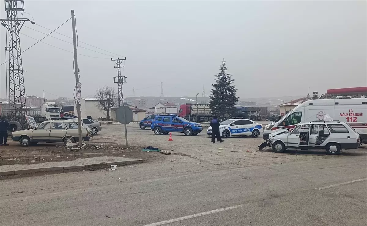 Afyonkarahisar'da Otomobil Kazasında 6 Kişi Yaralandı