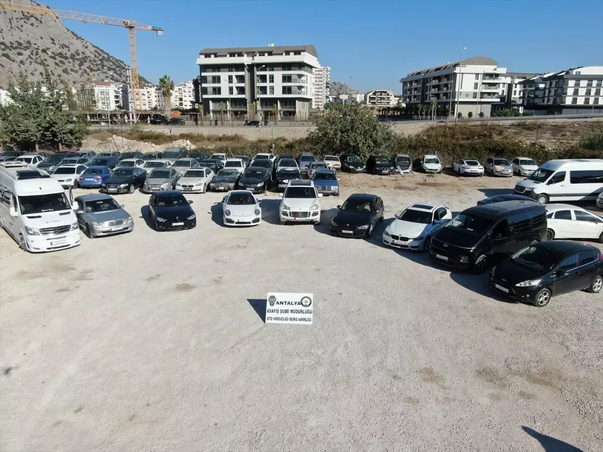 Antalya'da Çalıntı ve Gümrük Kaçağı Araçlara El Konuldu