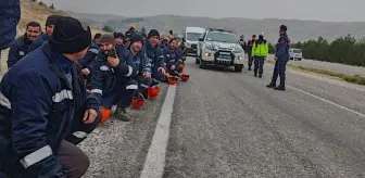 Madenciler eylemlerini bakanlık önüne taşıyor