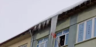 Bayburt Belediyesi, Buz Sarkıtlarına Müdahale Etti