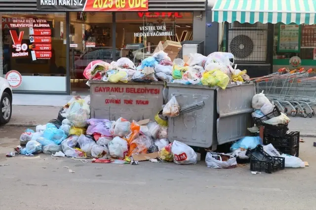 The garbage overflowed onto the streets in Bayraklı