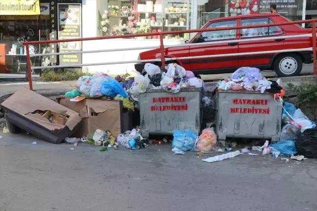 The garbage overflowed onto the streets in Bayraklı