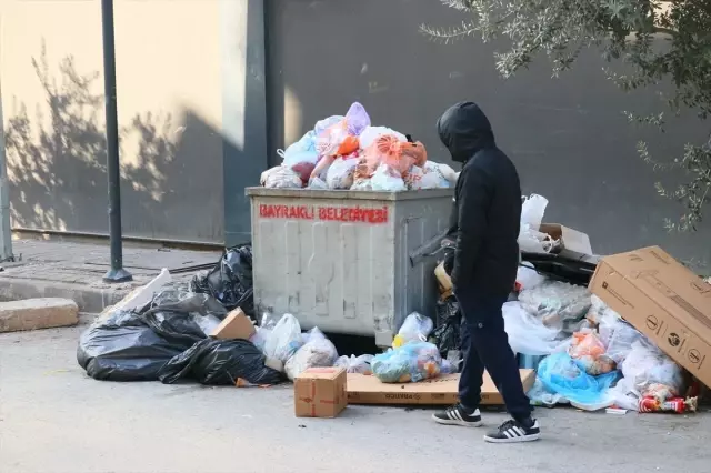 Bayraklı'da çöpler yollara taştı