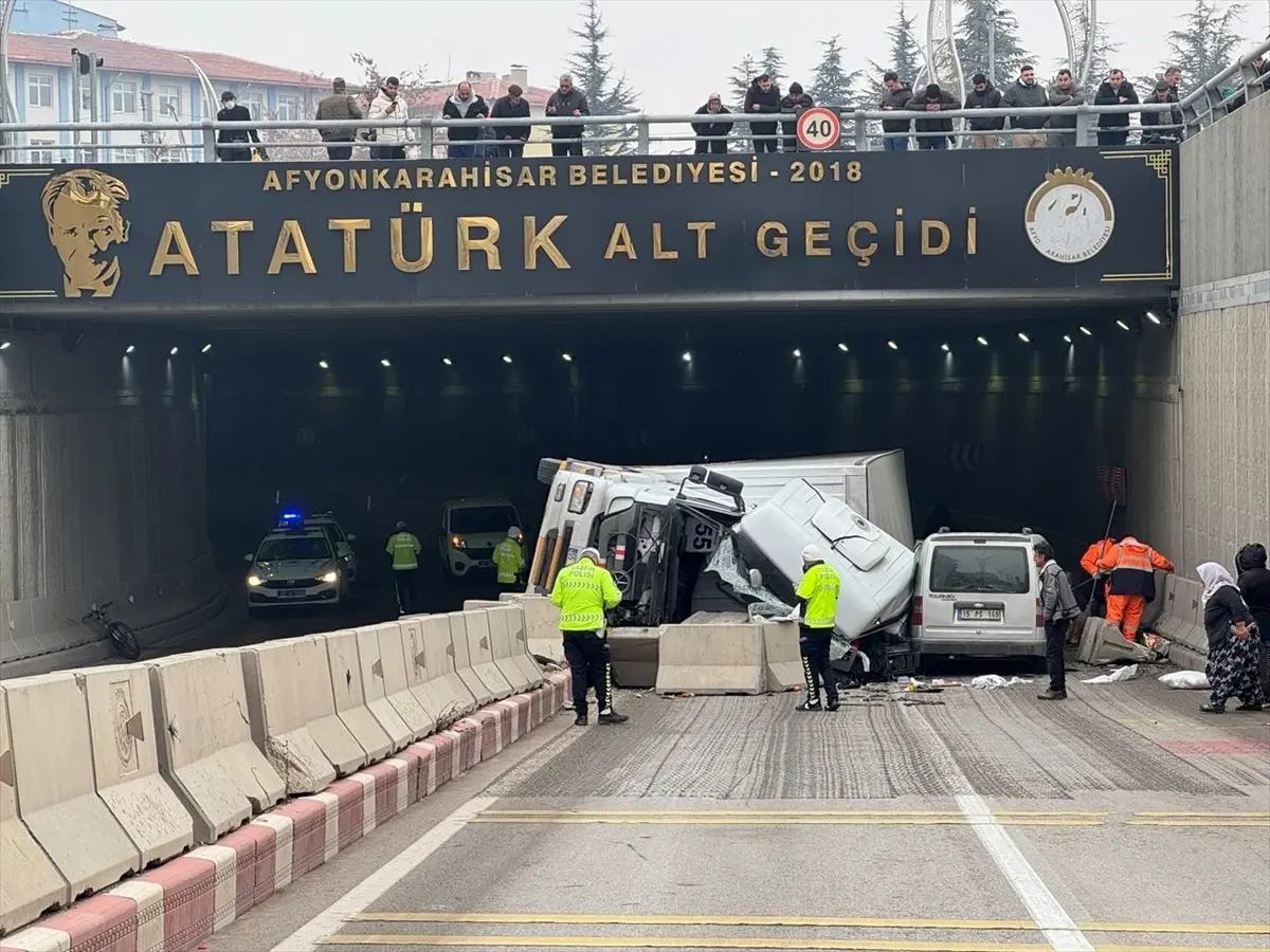 Afyonkarahisar'da Kamyon Devrildi: Sürücü Ağır Yaralandı