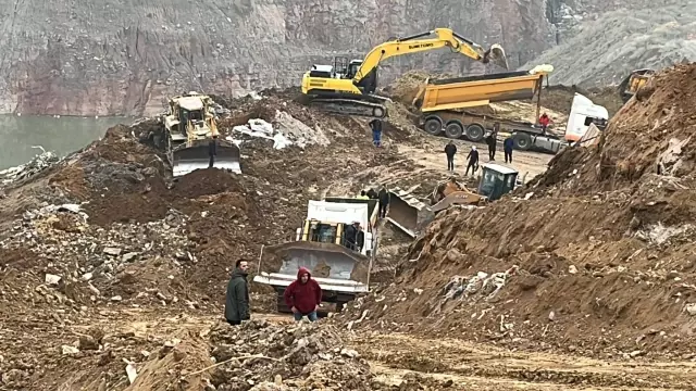 7 trucks and 1 excavator fell down due to the landslide in Gebze