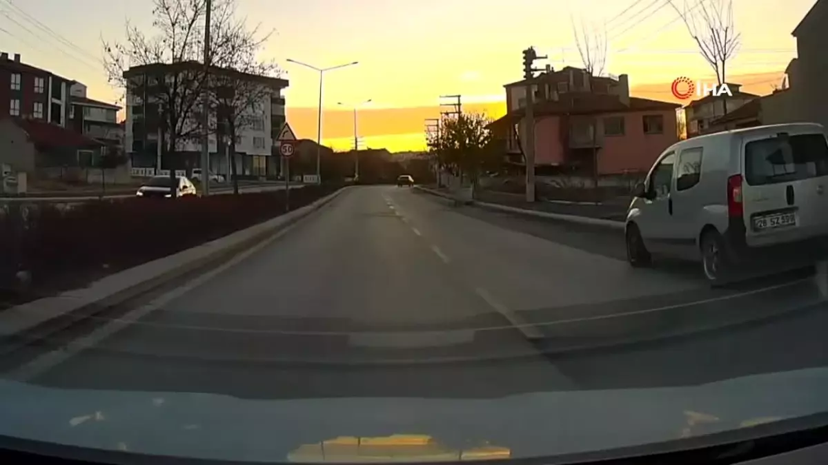 Kontrolden Çıkan Otomobil Orta Refüje Girdi
